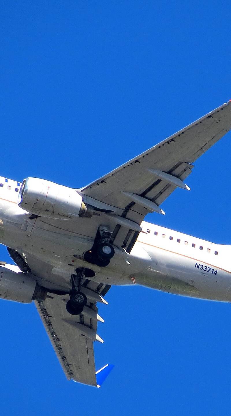 N33714 - Twin-engine aircraft
