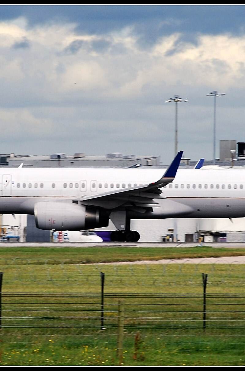 N34137 - Twin-engine aircraft