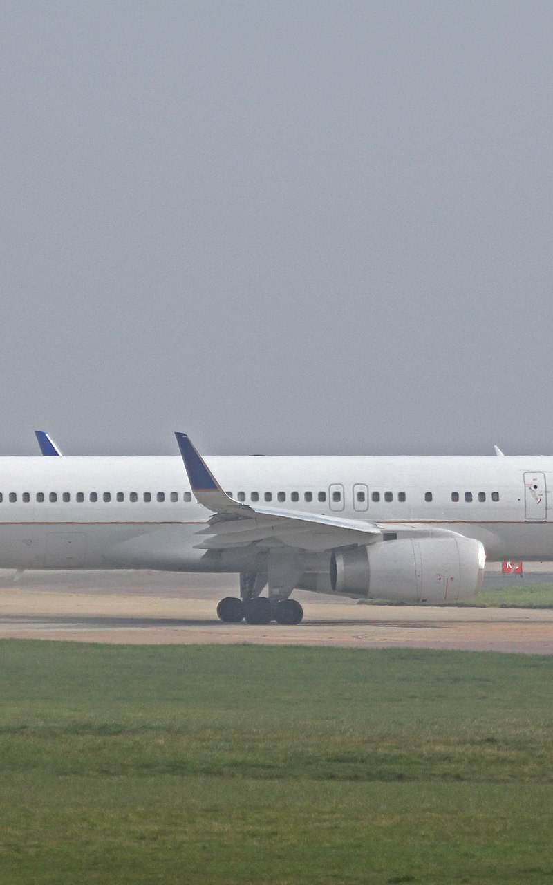 N34137 - Twin-engine aircraft