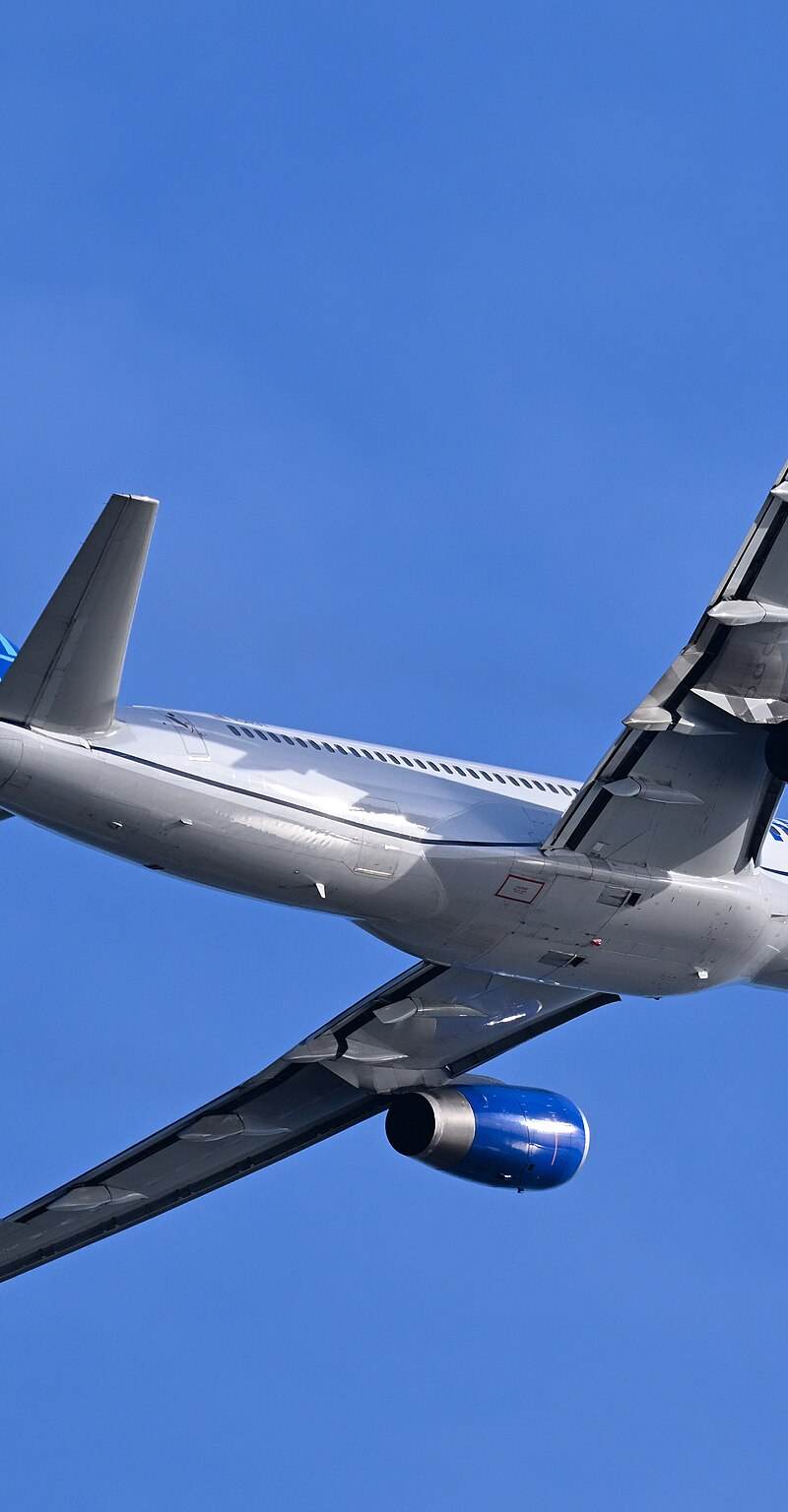N34137 - Twin-engine aircraft