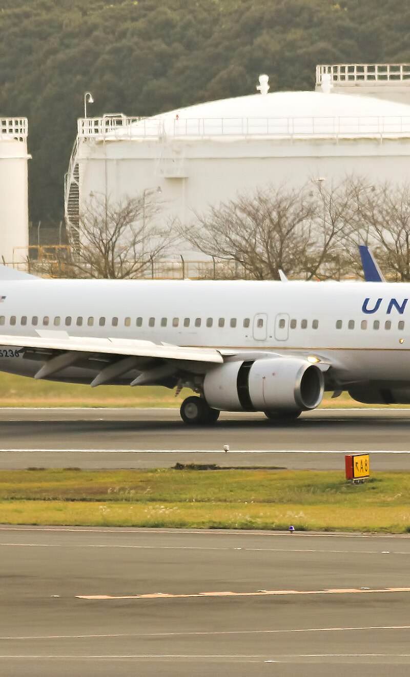 N35236 - Twin-engine aircraft