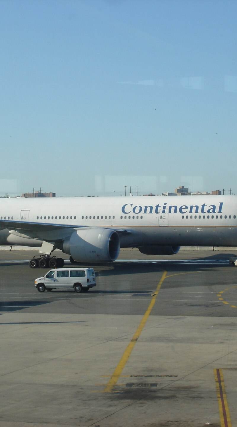 N37018 - Twin-engine aircraft