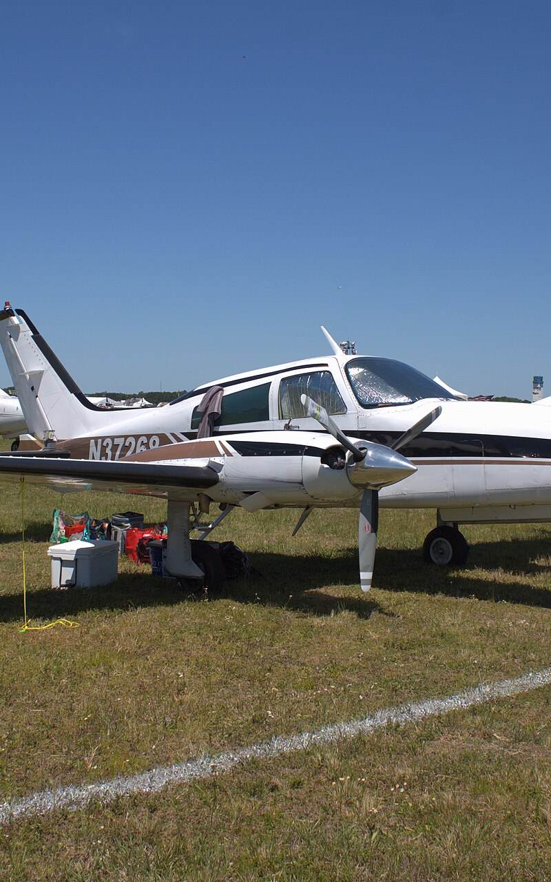 N37268 - Twin-engine aircraft