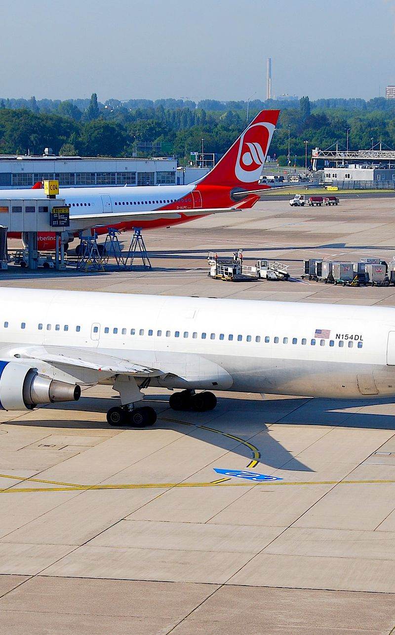 N154DL - Twin-engine aircraft