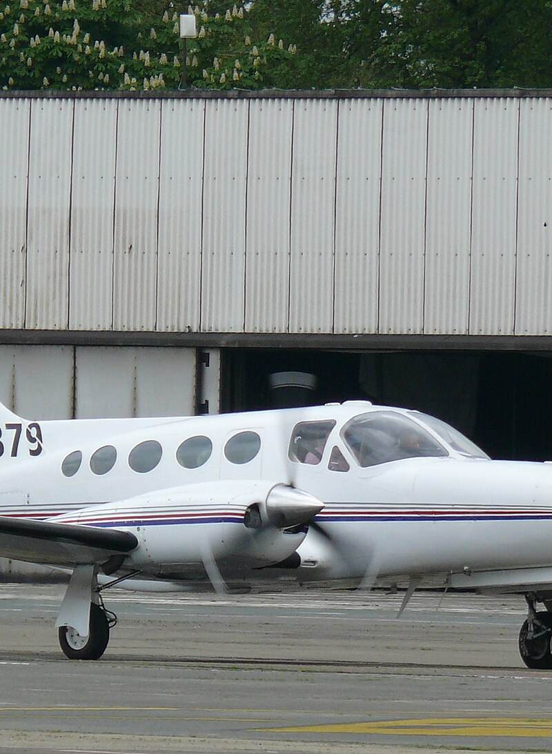 N37379 - Twin-engine aircraft