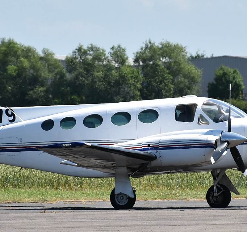 N37379 - Twin-engine aircraft