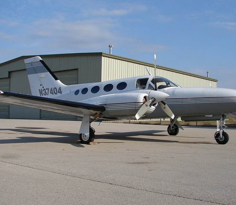 N37404 - Twin-engine aircraft