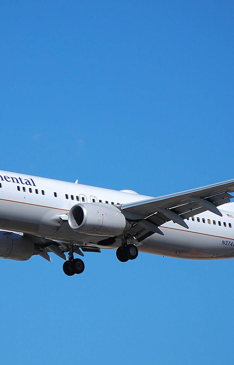 N37413 - Twin-engine aircraft