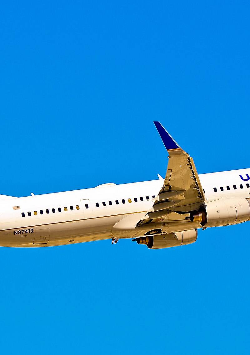 N37413 - Twin-engine aircraft
