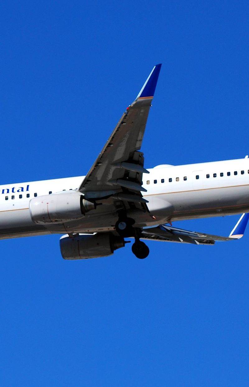 N37427 - Twin-engine aircraft