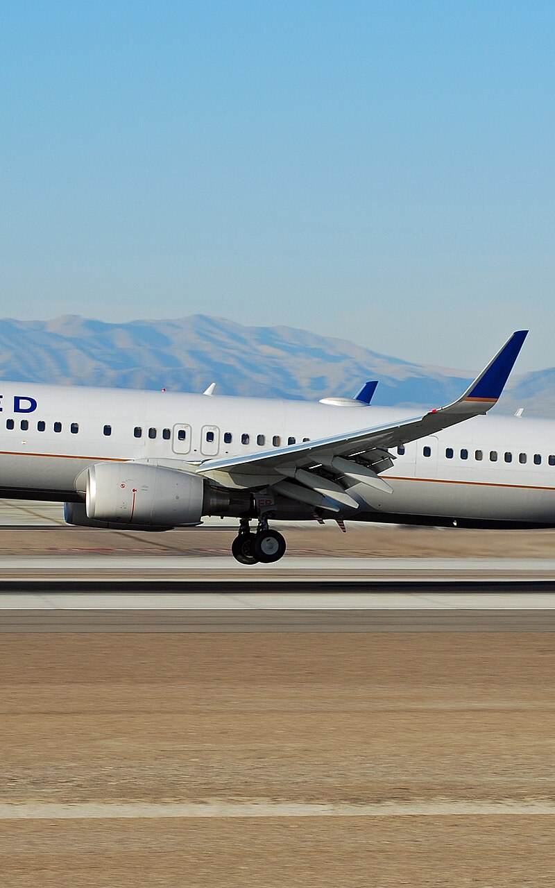 N37437 - Twin-engine aircraft