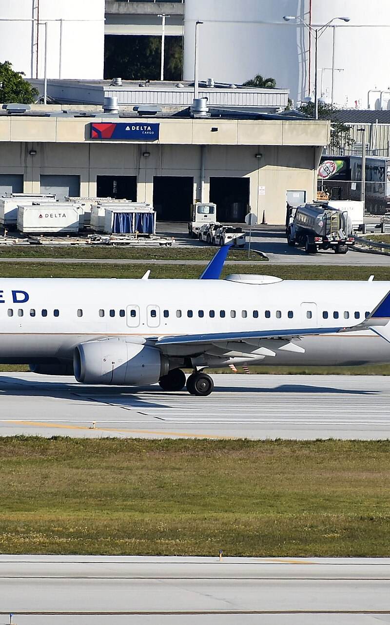 N37468 - Twin-engine aircraft