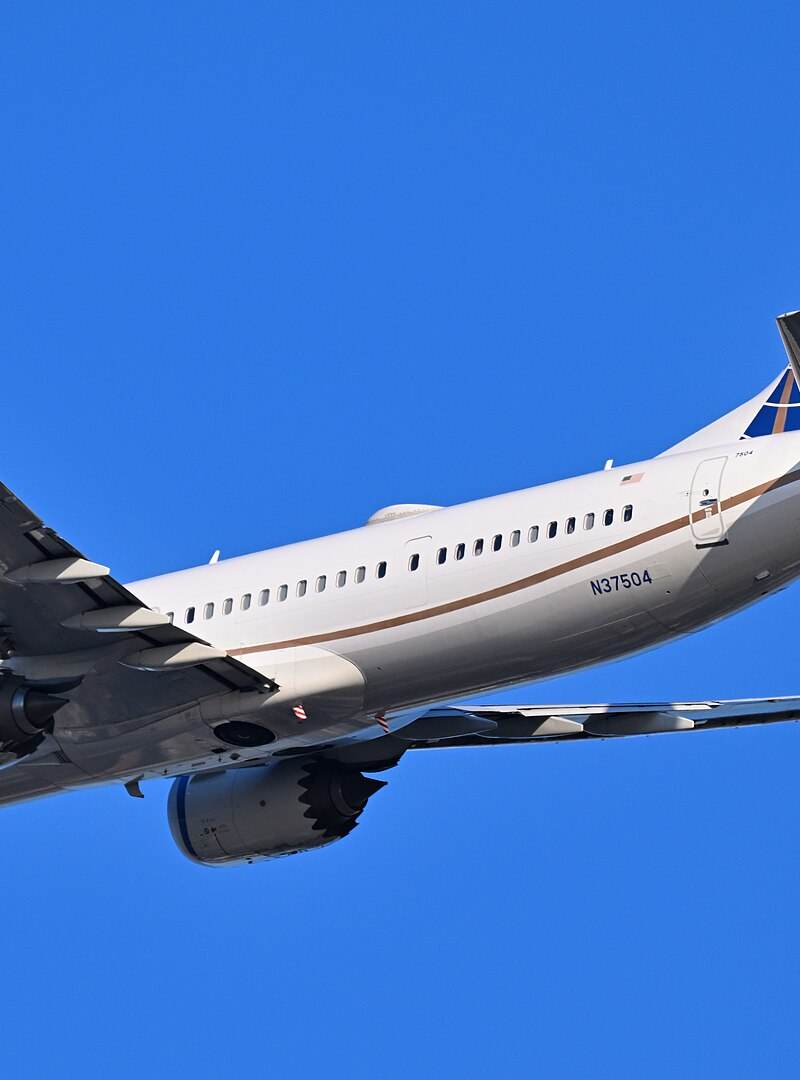 N37504 - Twin-engine aircraft