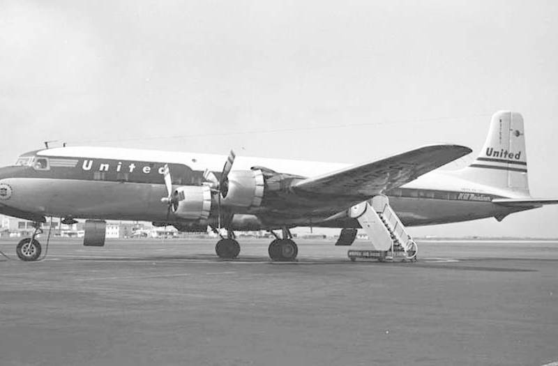 N37561 - Twin-engine aircraft