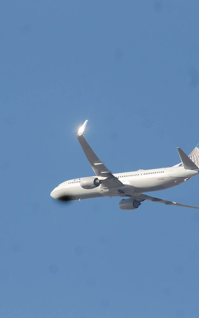 N39423 - Twin-engine aircraft