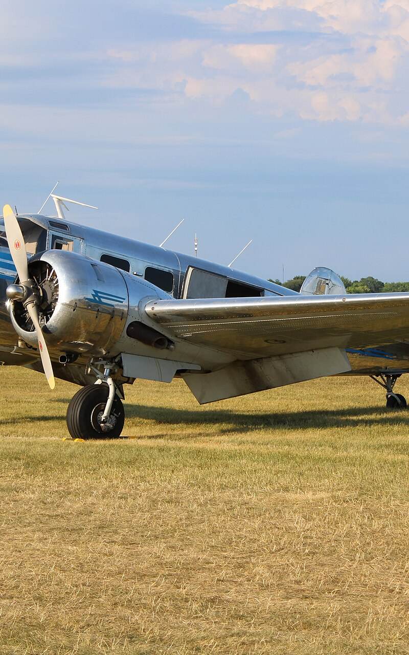 N44638 - Twin-engine aircraft