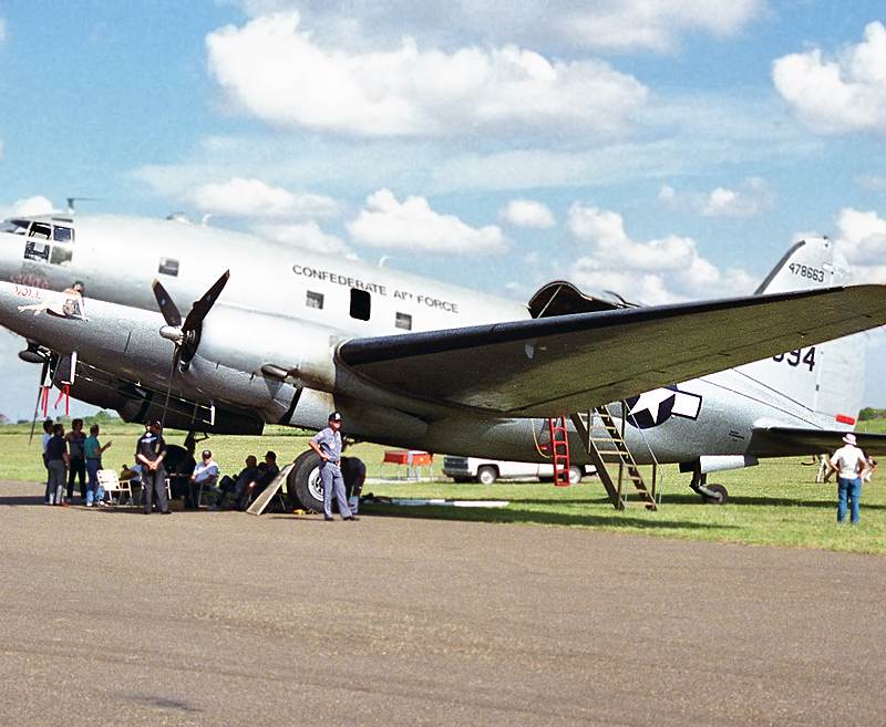 N53594 - Twin-engine aircraft
