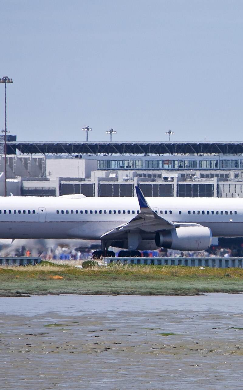 N57855 - Twin-engine aircraft