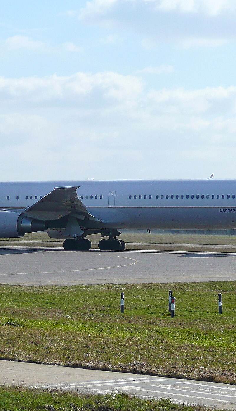 N59053 - Twin-engine aircraft