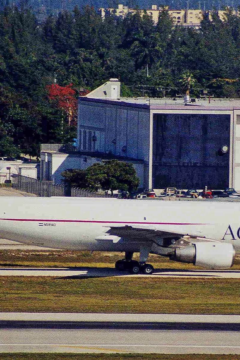 N59140 - Twin-engine aircraft