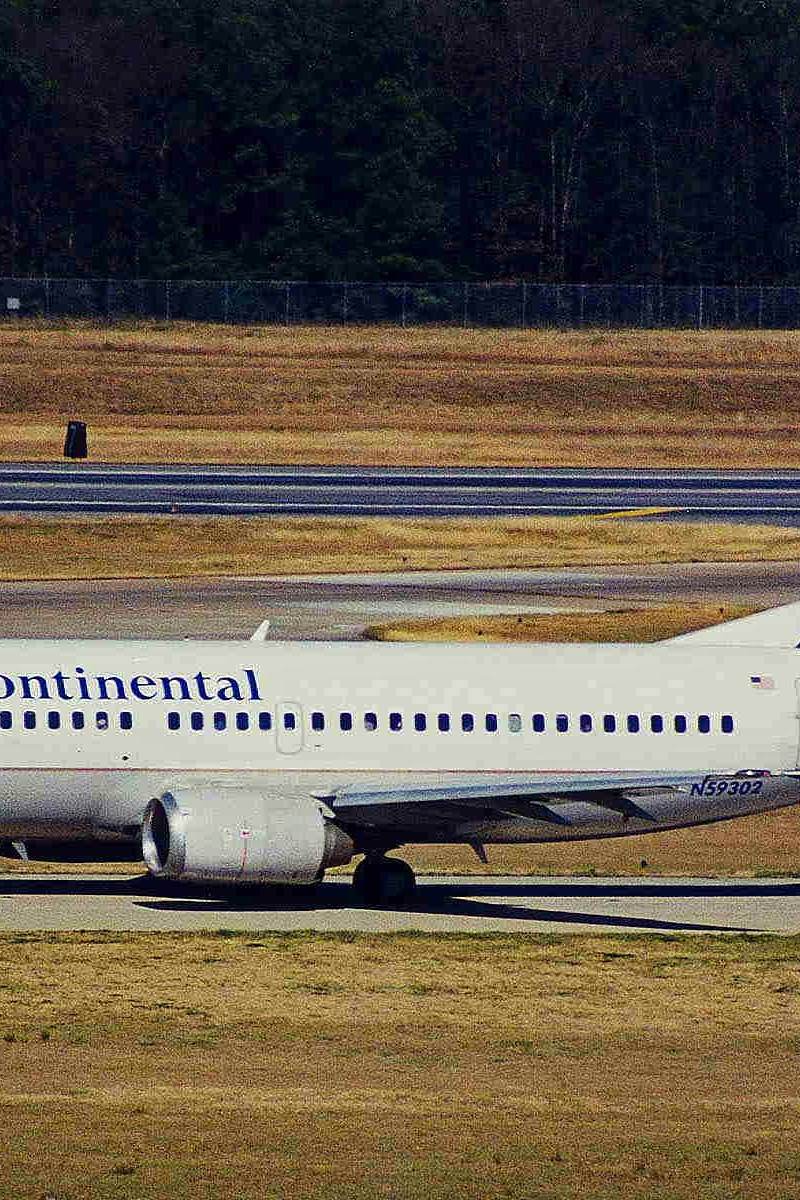 N59302 - Twin-engine aircraft