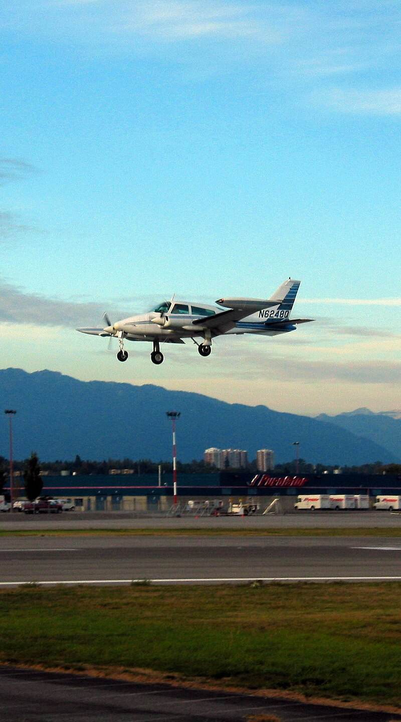 N62480 - Twin-engine aircraft