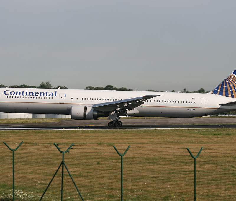 N67052 - Twin-engine aircraft