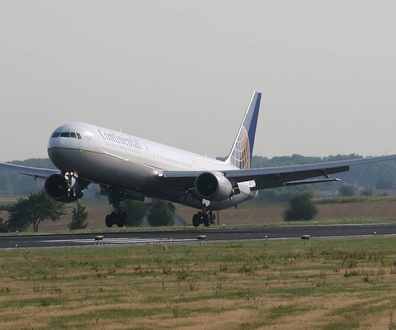 N67052 - Twin-engine aircraft