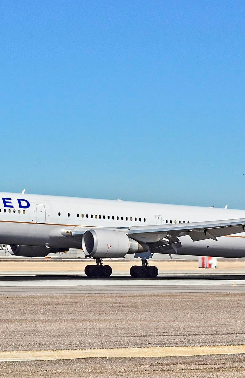 N67052 - Twin-engine aircraft