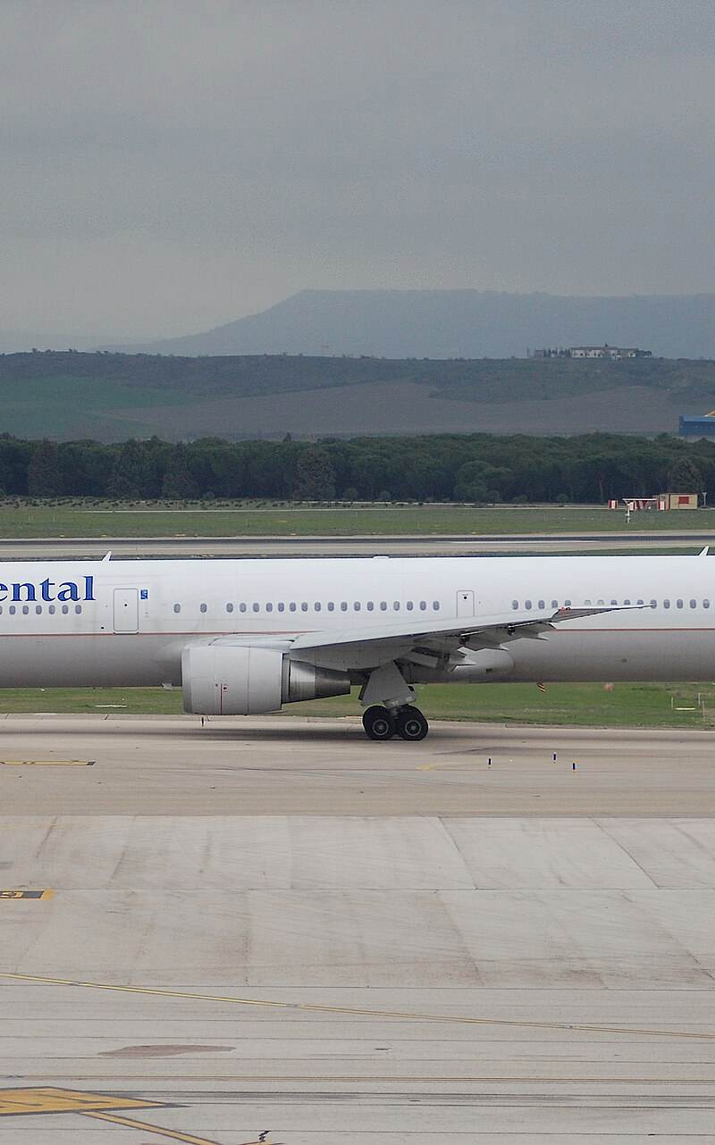 N67052 - Twin-engine aircraft