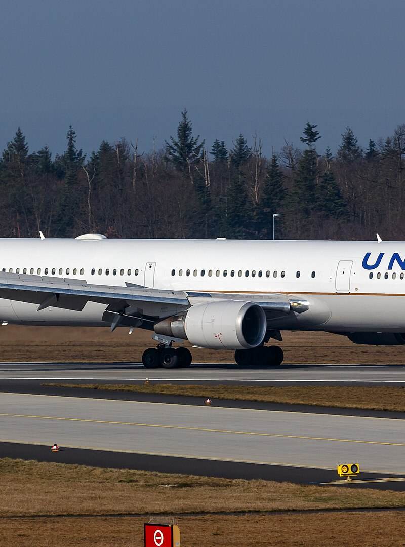 N67058 - Twin-engine aircraft
