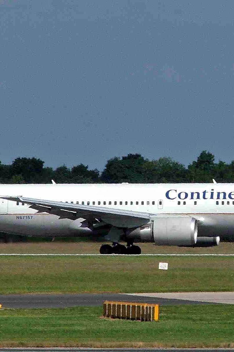N67157 - Twin-engine aircraft
