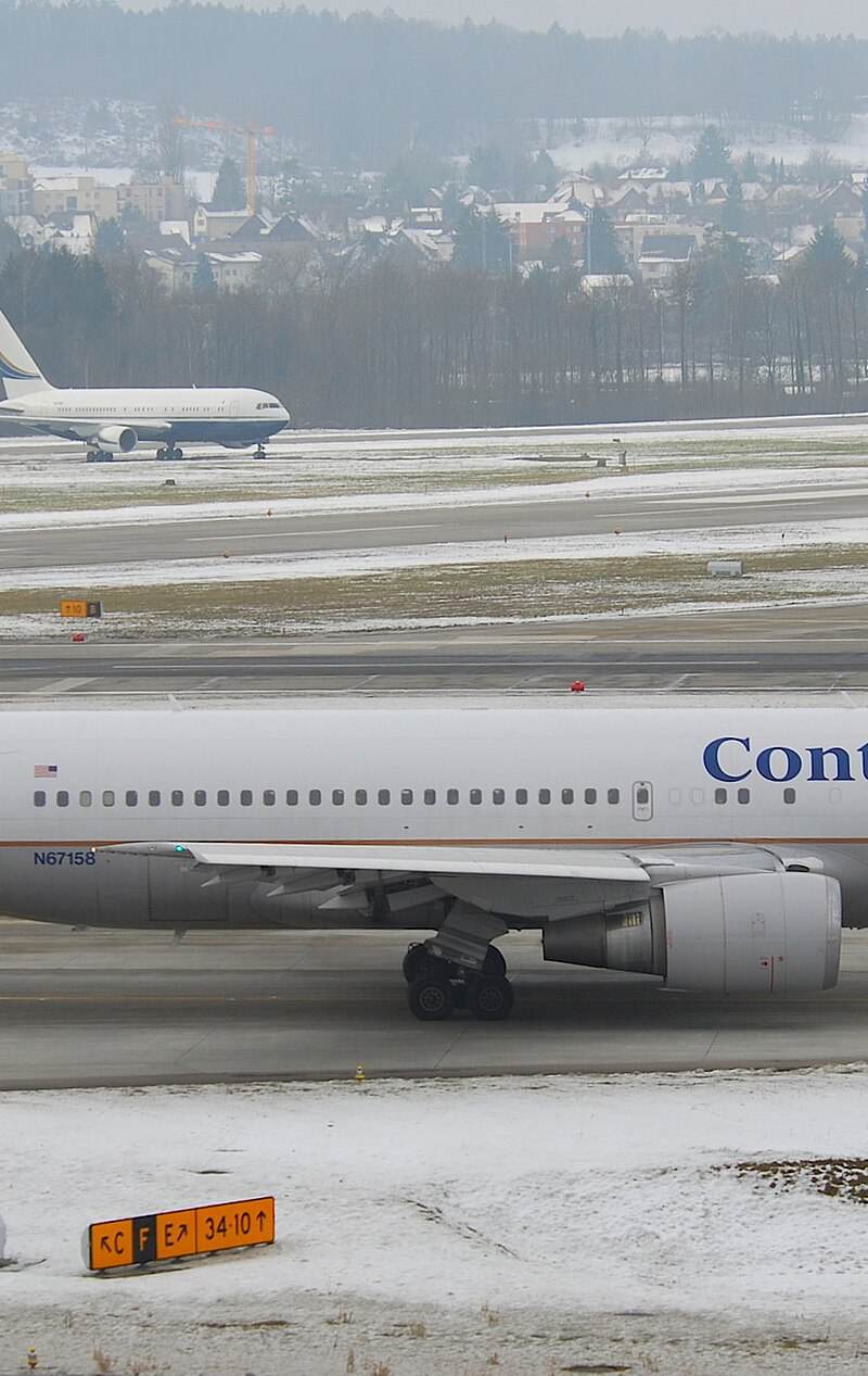 N67158 - Twin-engine aircraft
