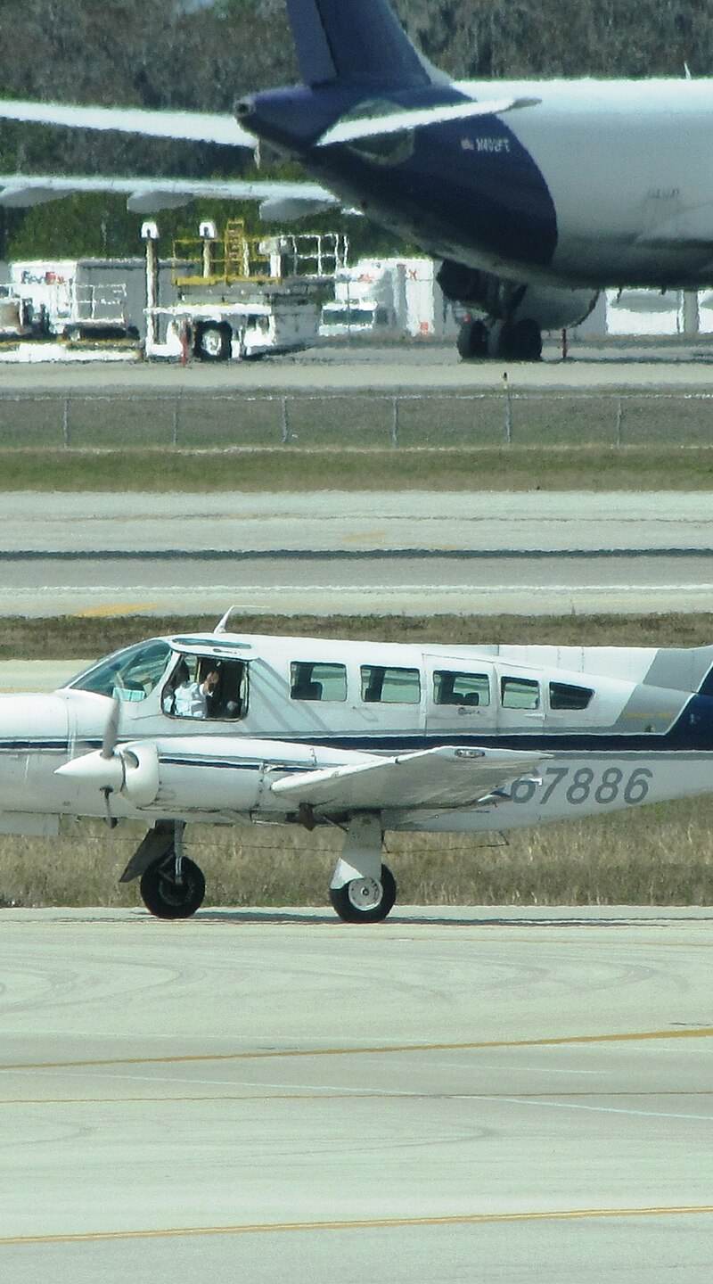N67886 - Twin-engine aircraft