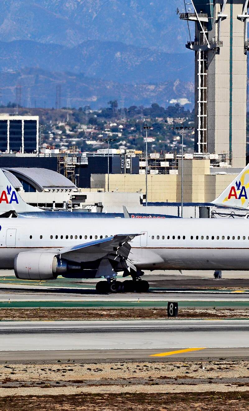 N68061 - Twin-engine aircraft