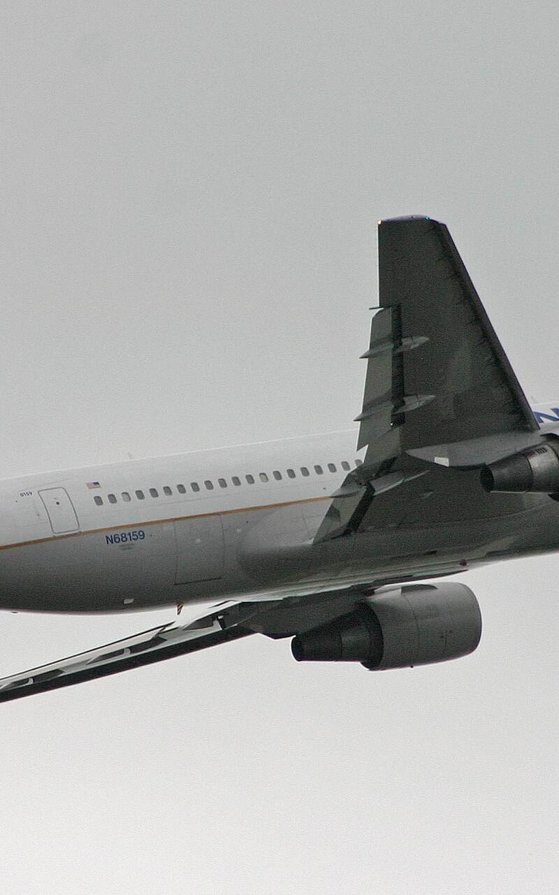 N68159 - Twin-engine aircraft
