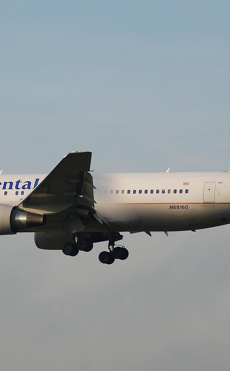N68160 - Twin-engine aircraft