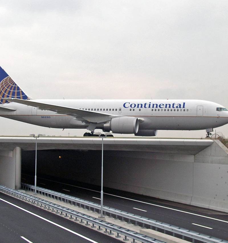 N68160 - Twin-engine aircraft