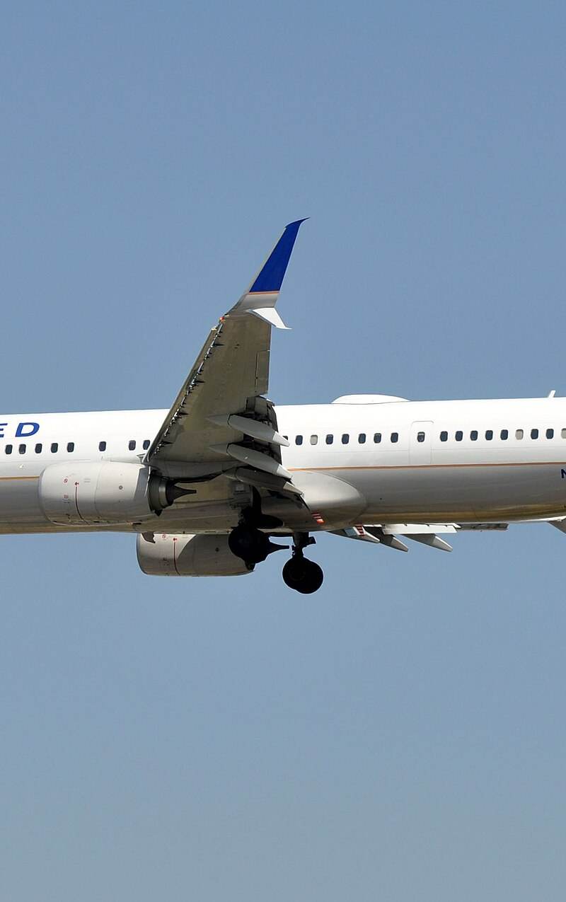 N68823 - Twin-engine aircraft