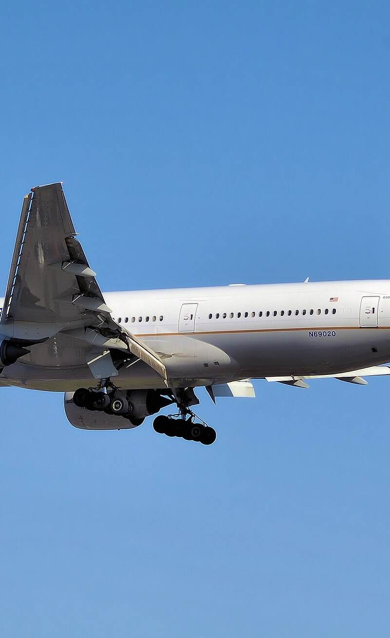 N69020 - Twin-engine aircraft