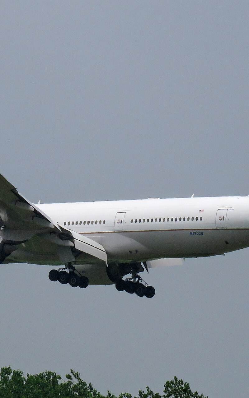 N69020 - Twin-engine aircraft