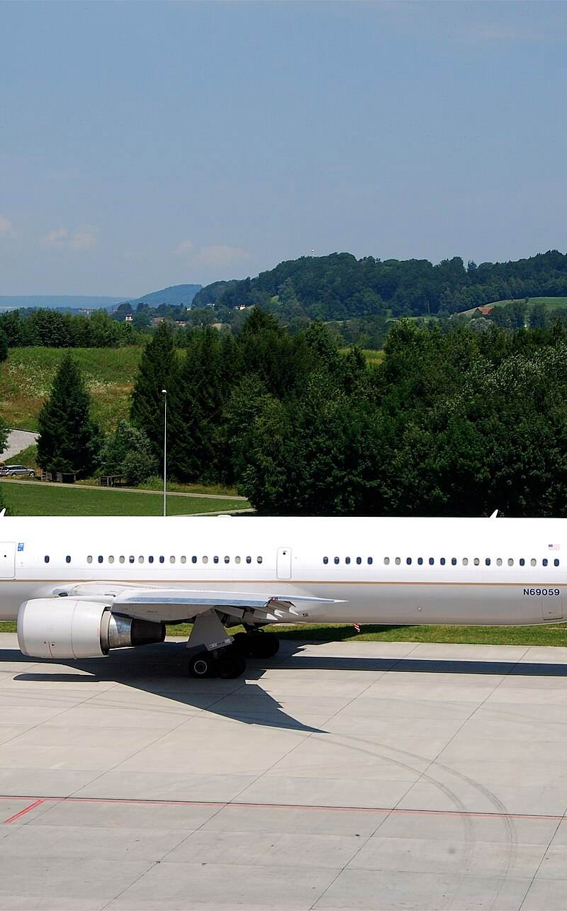 N69059 - Twin-engine aircraft