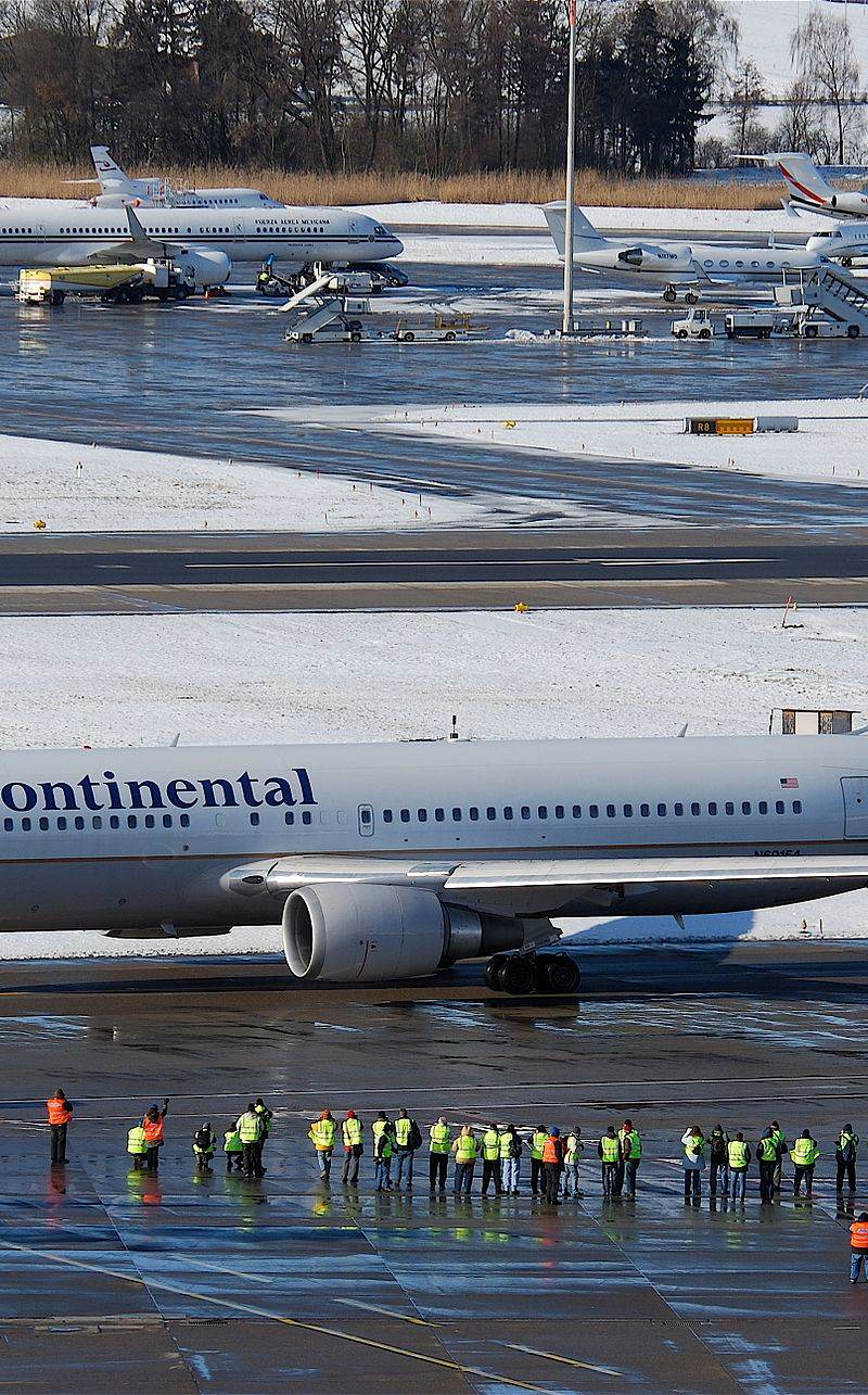 N69154 - Twin-engine aircraft