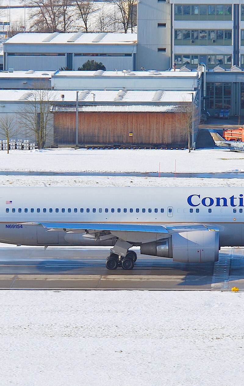 N69154 - Twin-engine aircraft