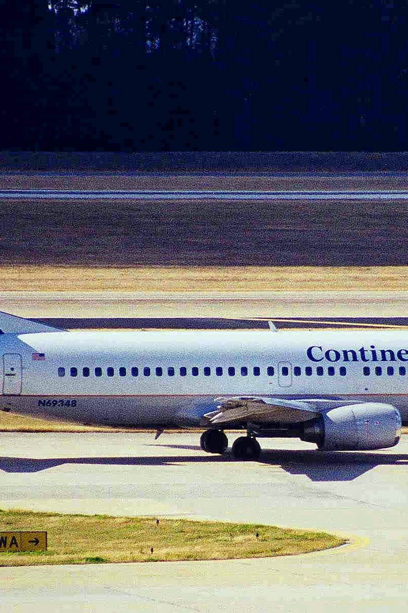 N69348 - Twin-engine aircraft