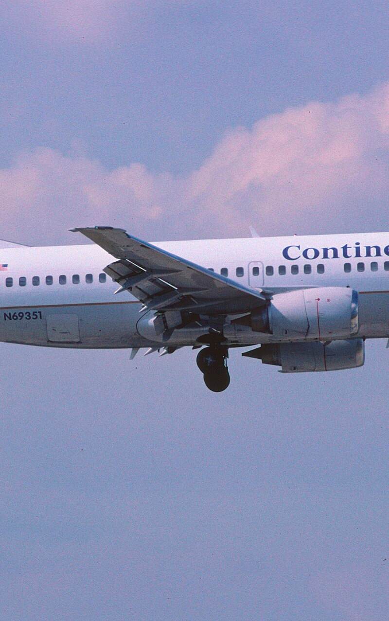 N69351 - Twin-engine aircraft