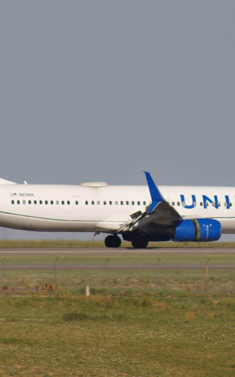 N69816 - Twin-engine aircraft