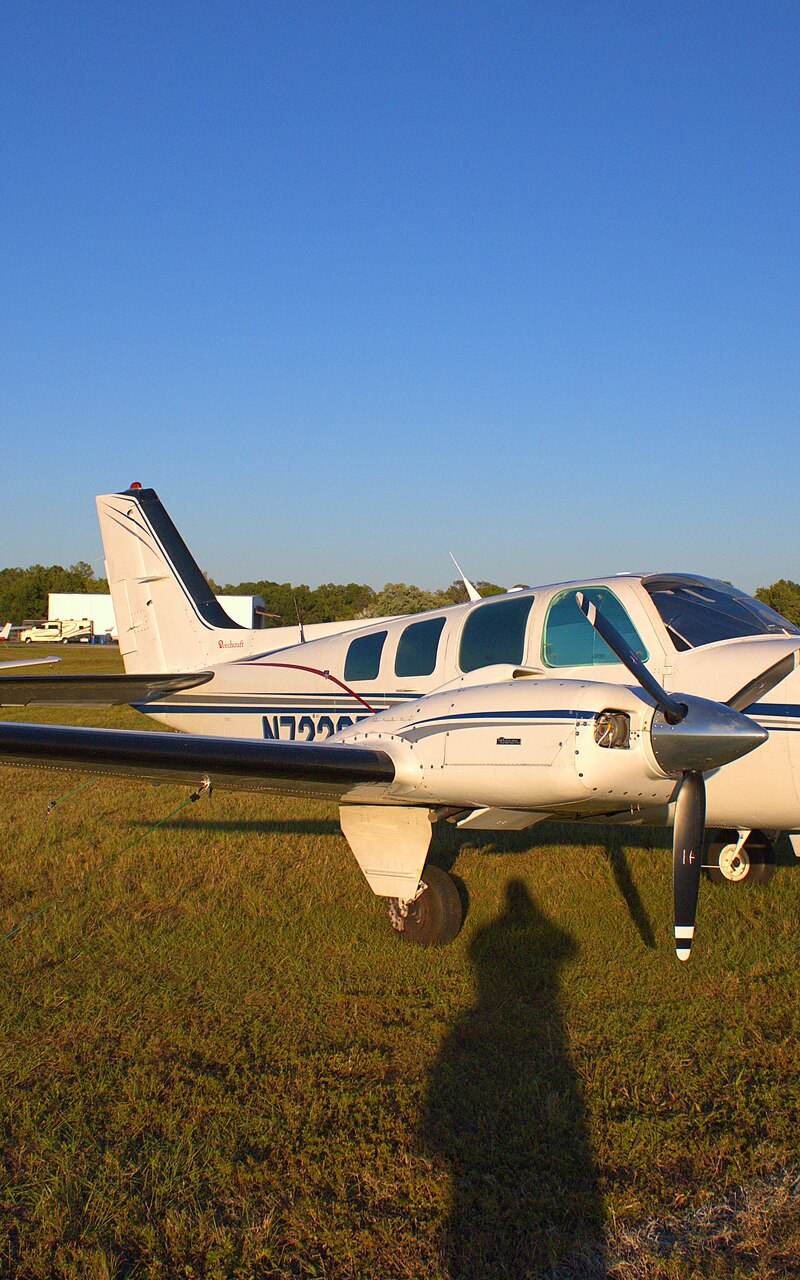 N72235 - Twin-engine aircraft