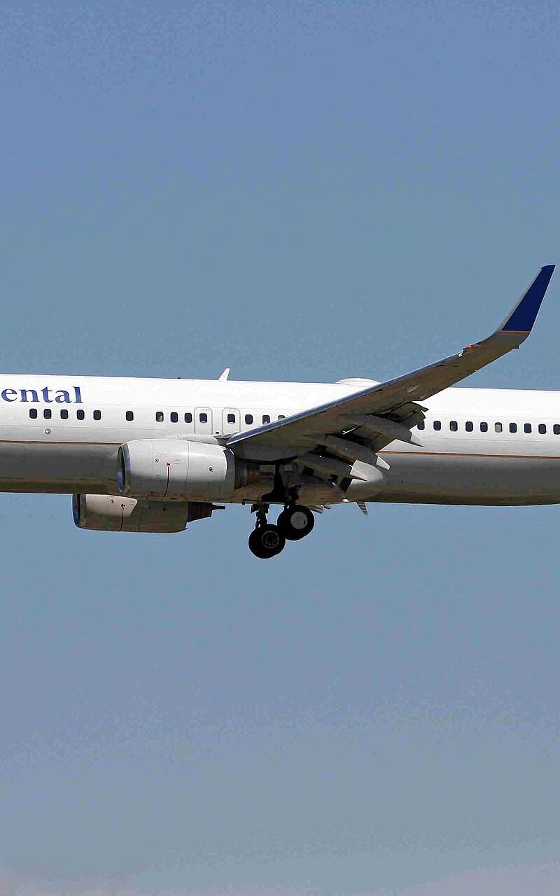 N72405 - Twin-engine aircraft