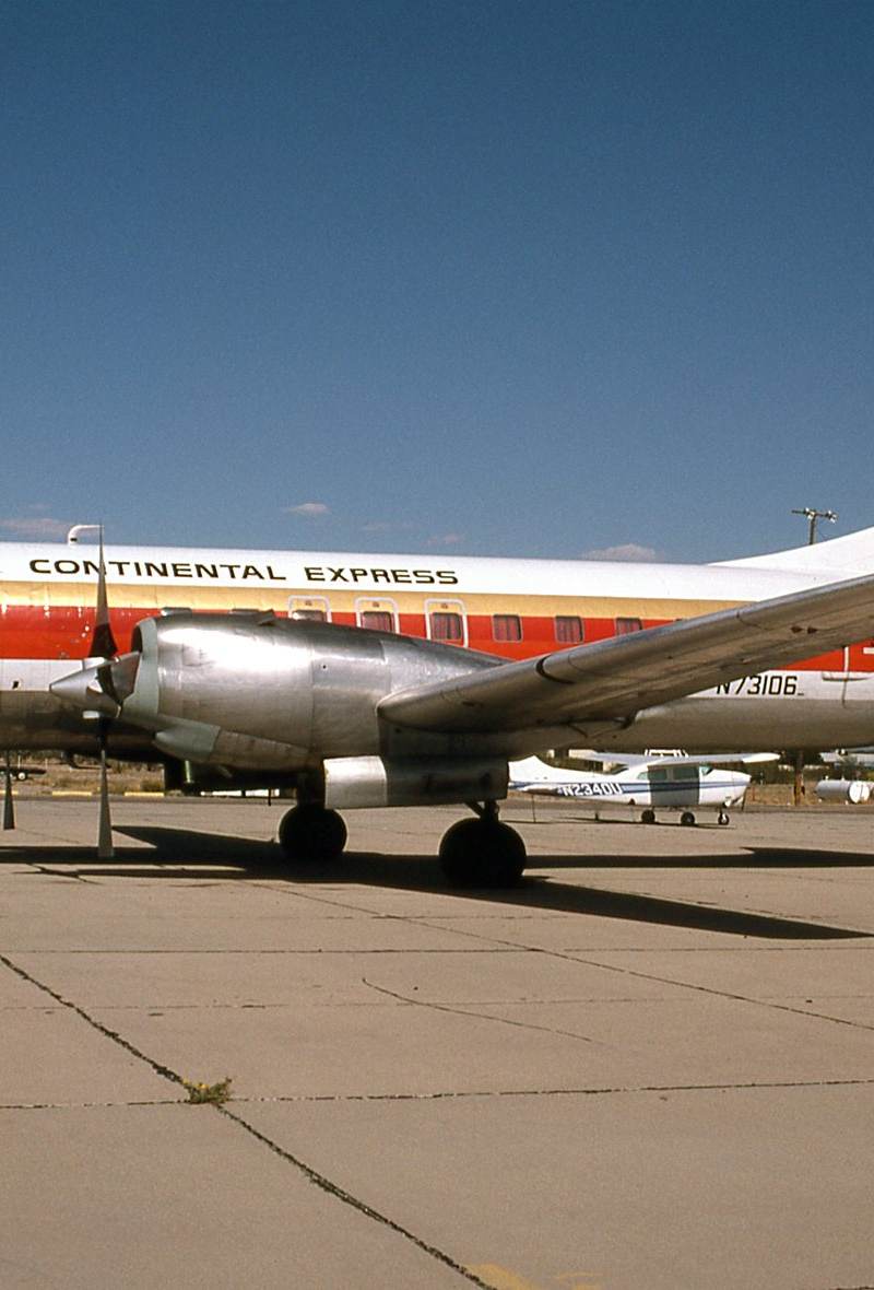 N73106 - Twin-engine aircraft